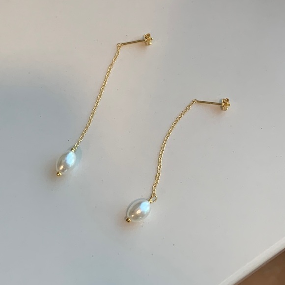Delicate dainty gold plated sterling silver Pearl thread earrings dangling - Picture 2 of 3